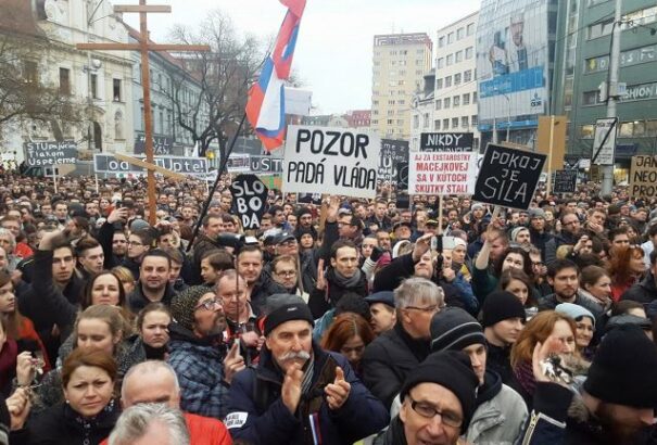 Focus felmérés: A Smer választói elhitték Ficonak, hogy a szlovákiai tüntetéseket Soros fizeti