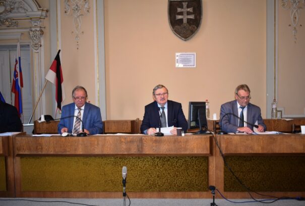 Testületi ülés Rimaszombatban. Megszavazták az alpolgármester fizetését és újra szó volt a fociról