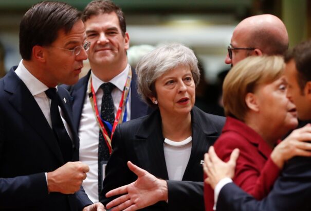 Kemény-brexit, oroszellenes szankciók, kötelező kvóták. Mi mindenről döntöttek eddig az idei utolsó EU-csúcson?