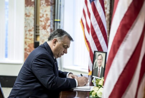 George H. W. Bush búcsúztatása – Orbán Viktor az amerikai nagykövetségen kondoleált