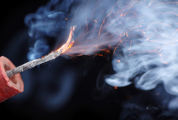 Szakértő: nincs olyan pirotechnikai termék, amit kézből kell lőni