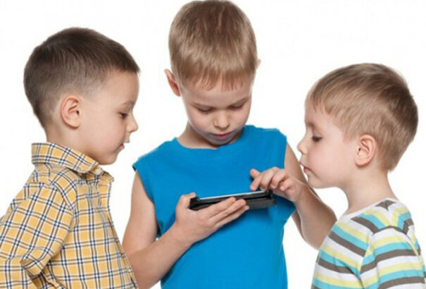 Valóban félnünk kell mobilunk kékfényétől?