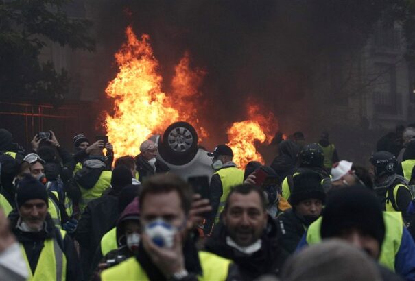 Párizs lángokban áll: Közel ezer embert csuktak le a franciaországi tüntetéseken