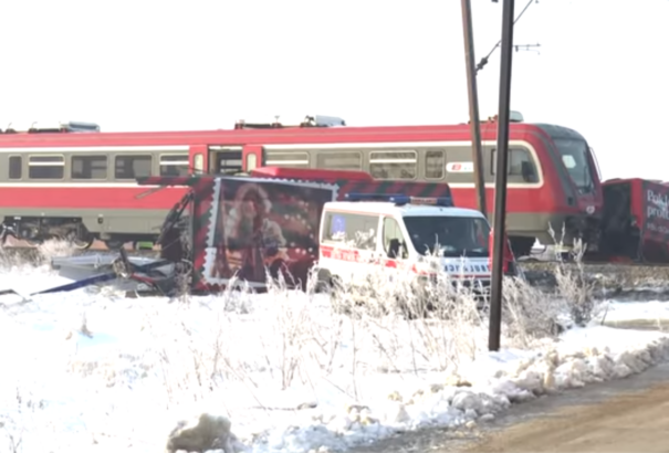 Súlyos buszbaleset Szerbiában: Iskolásokat szállító autóbusz ütközött egy vonattal