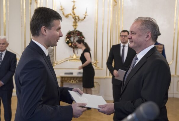 Az államfő 12 főiskolai professzort nevezett ki