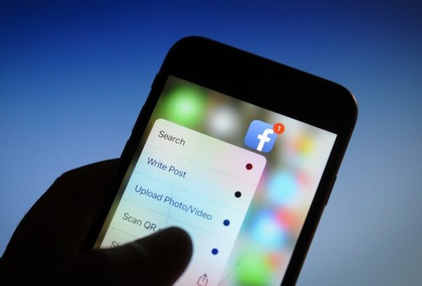 Szakértő: túlságosan nagy a digitális lábnyomunk