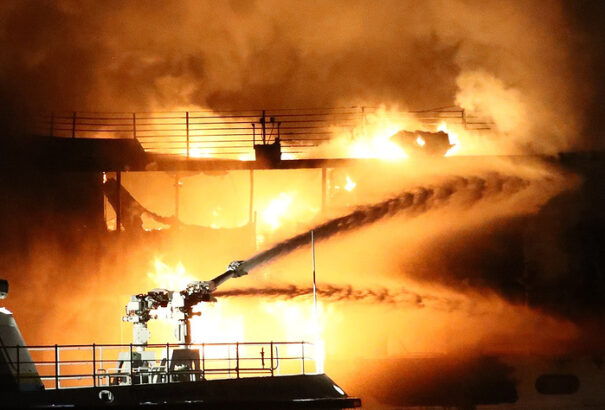 Felrobbant két hajó a Kercsi-szorosban