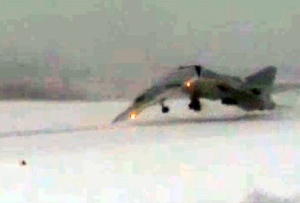Videó: Leszállás közben kettétört egy orosz vadászbombázó, egyetlen ember élte túl