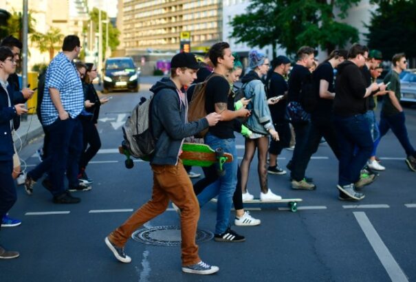 Vancsou városa a világon elsőként korlátozta a mobilhasználatot a gyalogátkelőkön