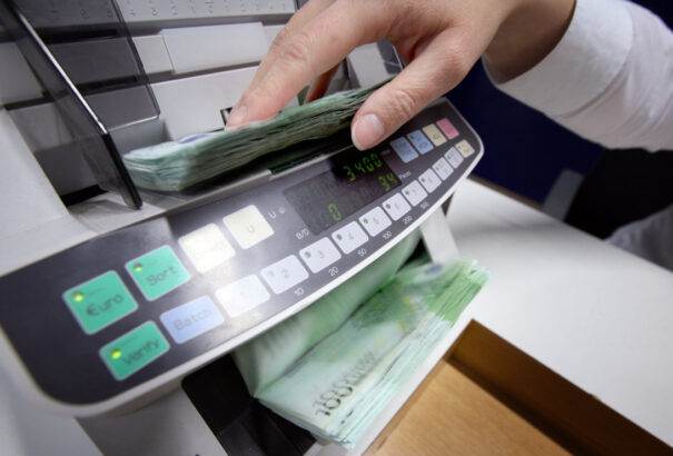 Emelkednek a banki illetékek, mutatjuk, mi és hogyan változik