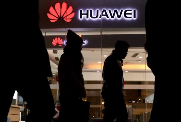 Fokozódik az amerikai-kínai tech-háború: Az USA vádat emelt a Huawei ellen. A T-Mobiltól is adatokat loptak