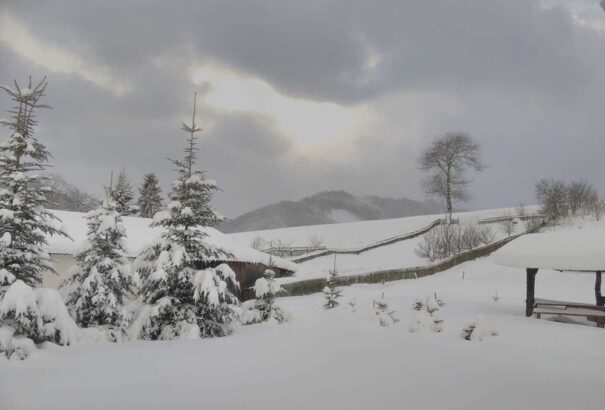 Az ország északi és keleti részében rendkívüli állapotok uralkodnak az erős havazás miatt (fotók)