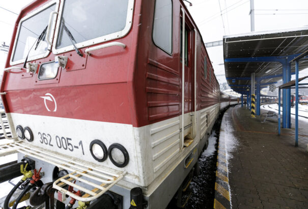 Tegnap este Trencsénnél kettészakadt a Kassáról Pozsonyba tartó gyorsvonat