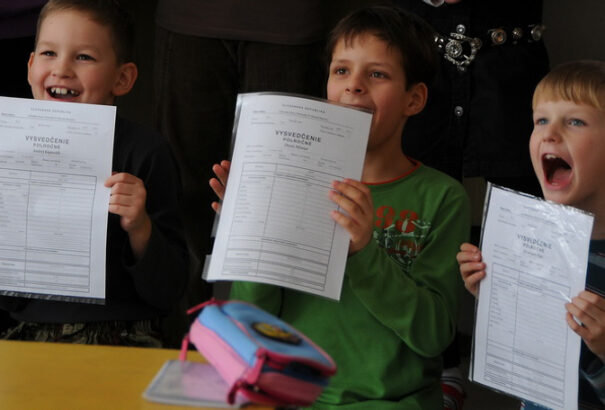 Az alap- és középiskolás diákok ma veszik át a félévi bizonyítványt