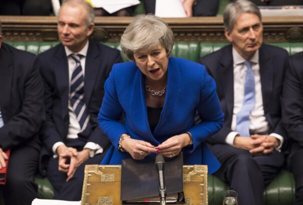 Elbukott a bizalmatlansági indítvány. Theresa May megmenekült