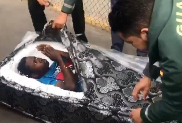 Matracba varrva akartak migránsokat csempészni Európába (videó)