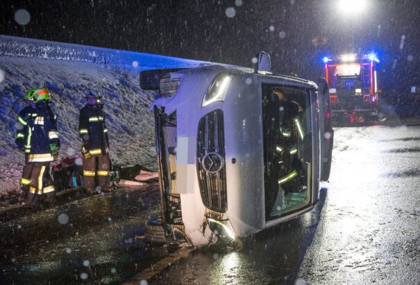 Felborult egy szlovákiai mikrobusz az egyik ausztriai autópályán