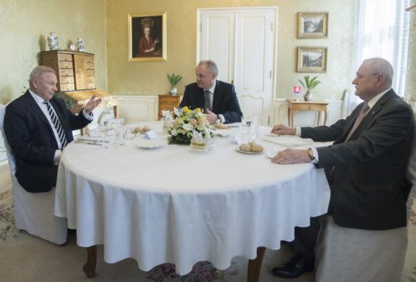 Kiska közös ebédre hívta az elődjeit, de a palota menüjével nem aratott sikert