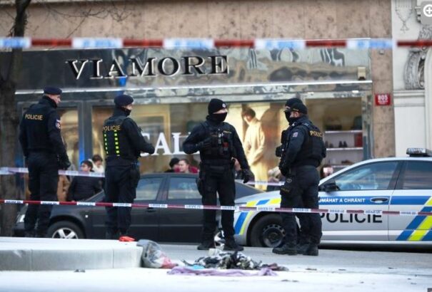 Felgyújtotta magát egy ember Prágában. A járókelők oltották el