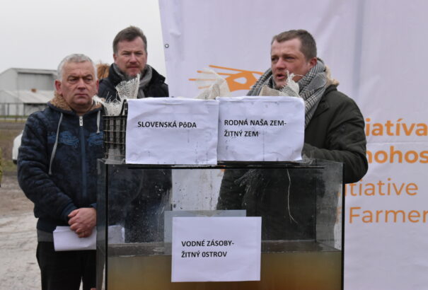 Tüntettek a gazdák: A dán sertéstelepek tönkreteszik a környezetet és az ivóvizet Dél-Szlovákiában (Képek, videó)