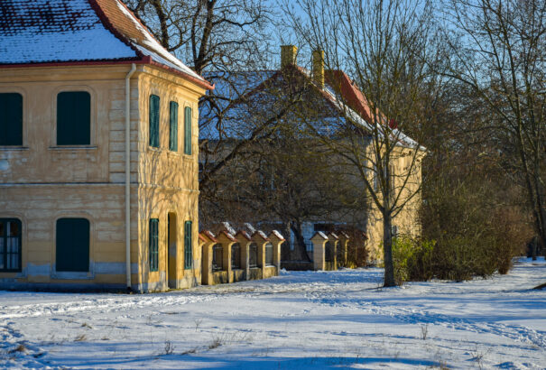Szikrázó hótakaró alatt a Zichy-Kálnoky-kastélypark és a Hét Vezér Szoborpark – Képriport