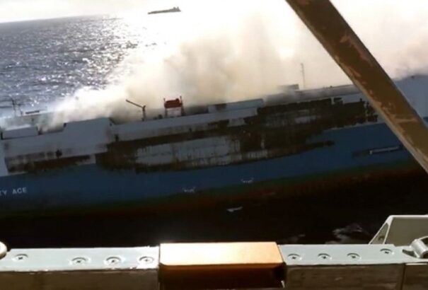 Újabb csapás a Nissannak: Kigyulladt egy autókkal megrakott teherhajó a Csndes-óceánon