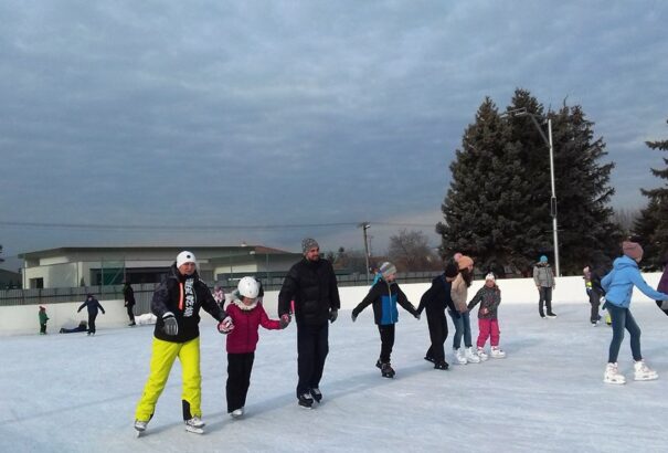 Komáromban korcsolyázni jó – Képekkel