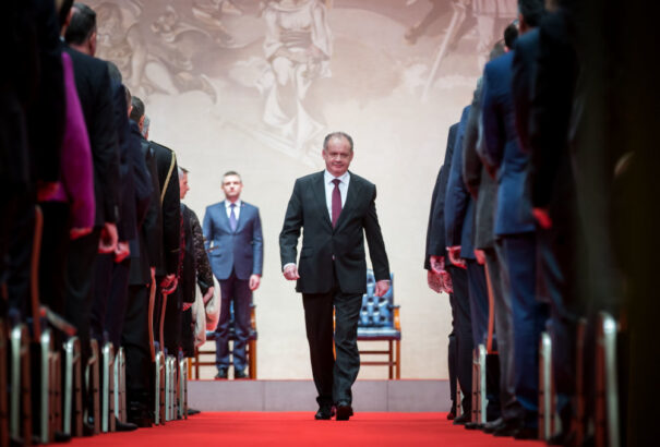 Kiska utoljára még kitünteti Hunčík Pétert és társait