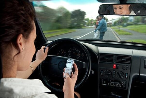 Sofőrök figyelem: Még nagyobb lesz a bírság a volán mögötti mobilozásért