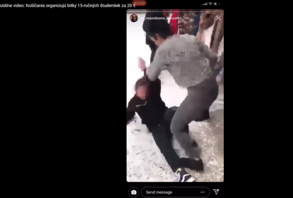 Videó: Fiatal lányok bunyóztak iskolatársaik előtt. Megszervezett meccs volt, 20 eurós belépővel