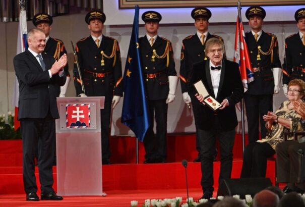 Kiska átadta az állami kitüntetéseket. Itt megnézheti, ki mindenki részesült elismerésben