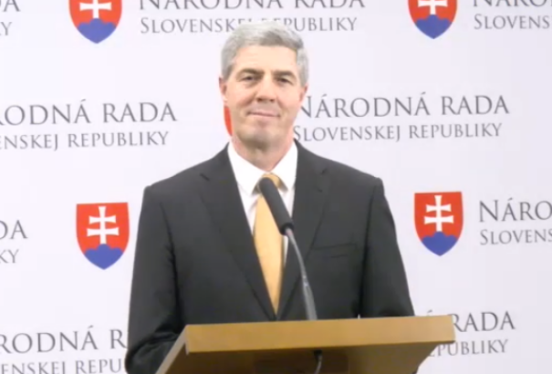 Bugár Béla leadta az aláírásokat az államfőjelöltséghez