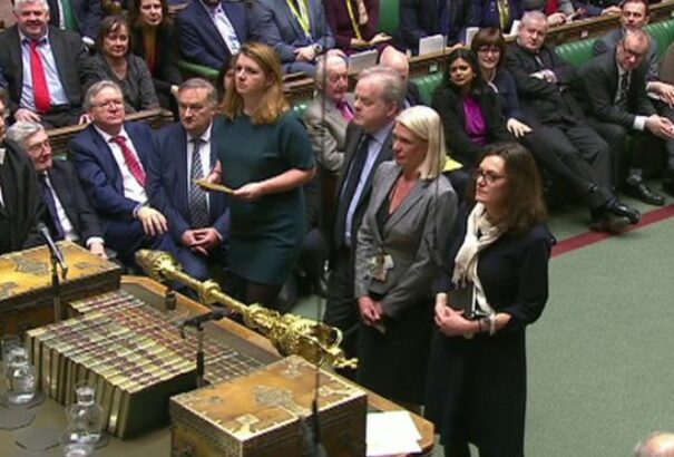 A brit parlament 3 napon belül B-tervet kér a kormánytól a brexitre