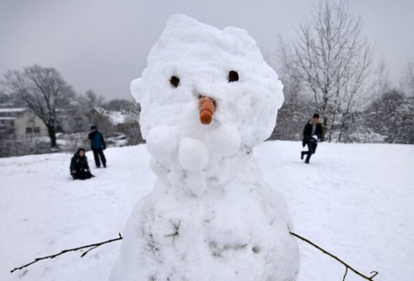 Egy hóember bénította meg a vonatközlekedést egy osztrák városban