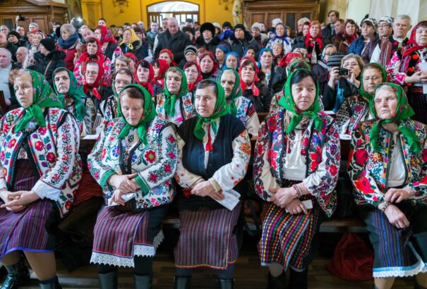 Zsúfolásig megtelt a bákói Szent Miklós plébániatemplom az első moldvai magyar misére