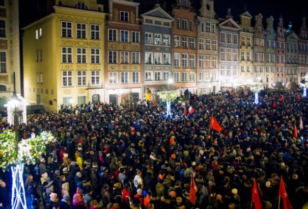 Ezrek vonultak az utcákra Lengyelországban a meggyilkolt polgármester emlékére