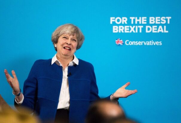 Brexit: Marad a káosz, May újra tárgyalóasztalhoz ülhet az EU-val, Brüsszel azonban lezártnak tekinti a témát