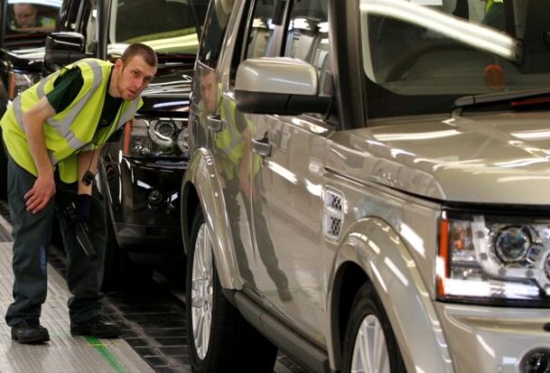 Két gyárában is leállítja a termelést a Jaguar Land Rover