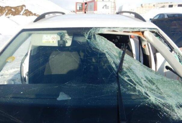 Jégdarab törte be egy autó szélvédőjét Somorja mellett