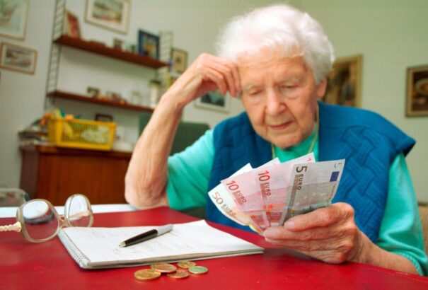 Így változik 2019 januárjától a nyugdíj, a minimálbér és egyéb más szociális juttatás