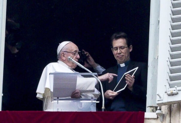 Okostelefonos ima-alkalmazást indított el Ferenc pápa