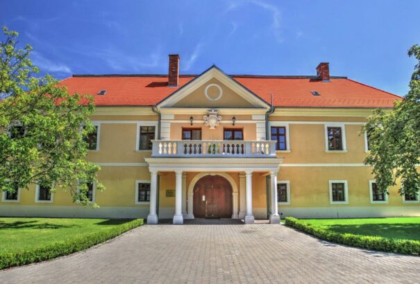 Ki pénzeli valójában Bugár nagyszarvai kastélyát? A szálak a Most oligarchájához vezetnek