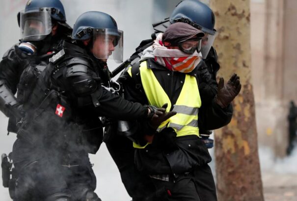 Francia zavargások – A nemzetgyűlés első olvasatban elfogadta a rendbontók eltiltását célzó törvényt