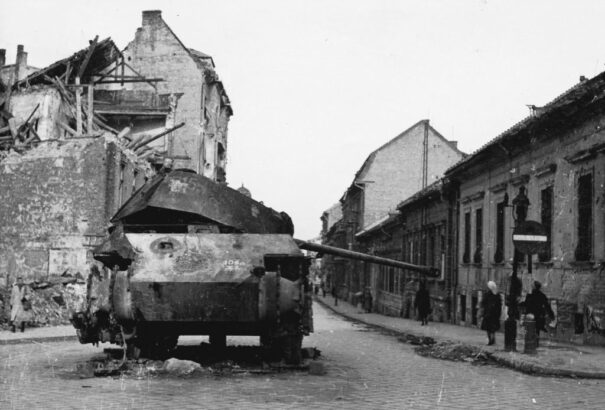 Válasz: Párducok a Retek utcában: a kitörés napjának titkai, eddig sosem látott fotókkal