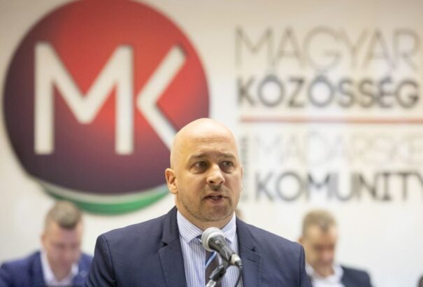 A Most-Híd kritizálja Menyhártot Mistrík támogatása miatt