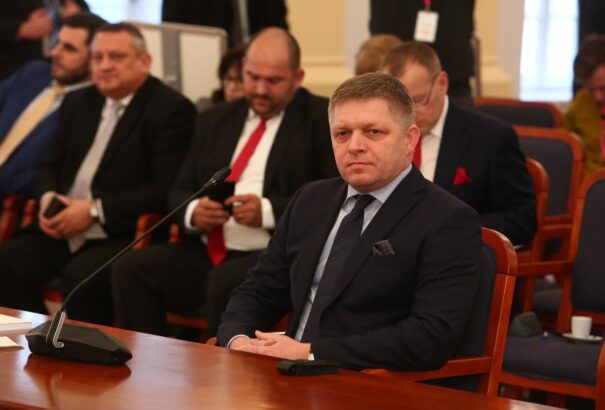 Fico újabb dokumentumokat nyújtott be a pedagógiai tevékenységéről