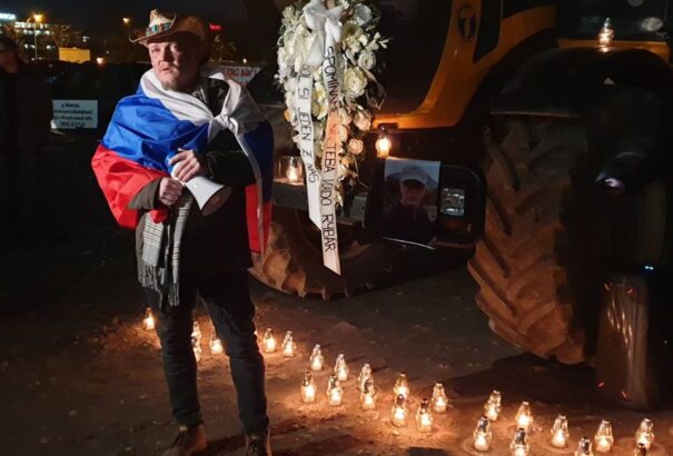 Gyertyagyújtással emlékeztek a tüntető gazdák a Somorján meggyilkolt Vlado Rybárra – Képek, videók