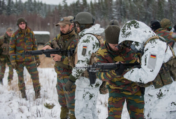 Európának 100 milliárd dollárjába kerülne a 2 százalékos NATO-cél teljesítése