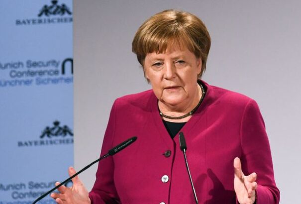 Merkel: a Nyugat nem zárkózhat el Oroszországtól