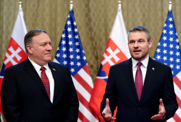 Pompeo Szlovákiában: Az USA versenyezni akar azokkal, akik aláássák a demokráciát Szlovákiában